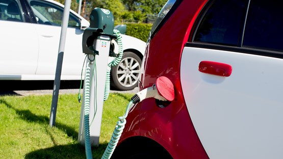 Elbil står på laddning